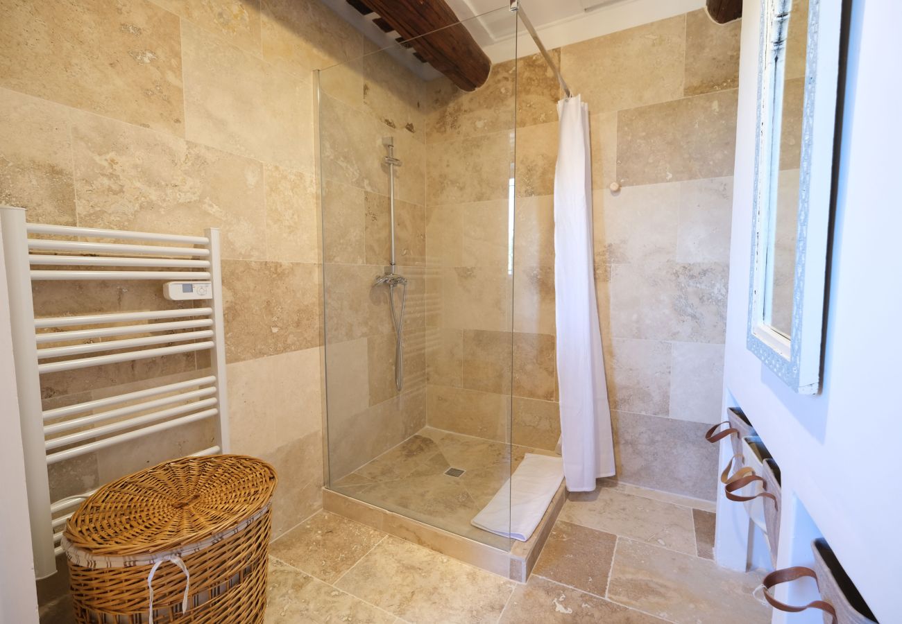 Villa à Mallemort - Mas provençal piscine, vue Luberon, 10 pers proche Aix
