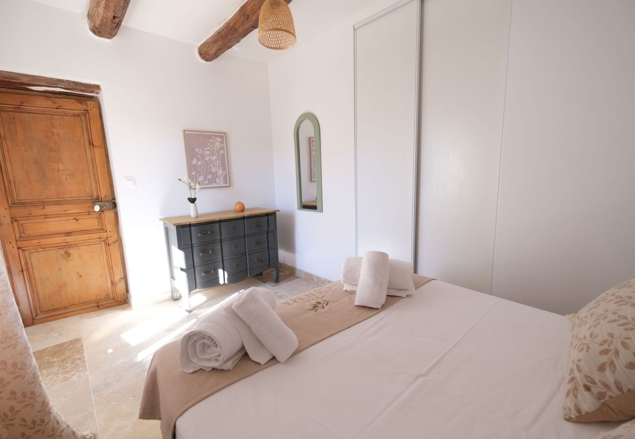 Villa à Mallemort - Mas provençal piscine, vue Luberon, 10 pers proche Aix