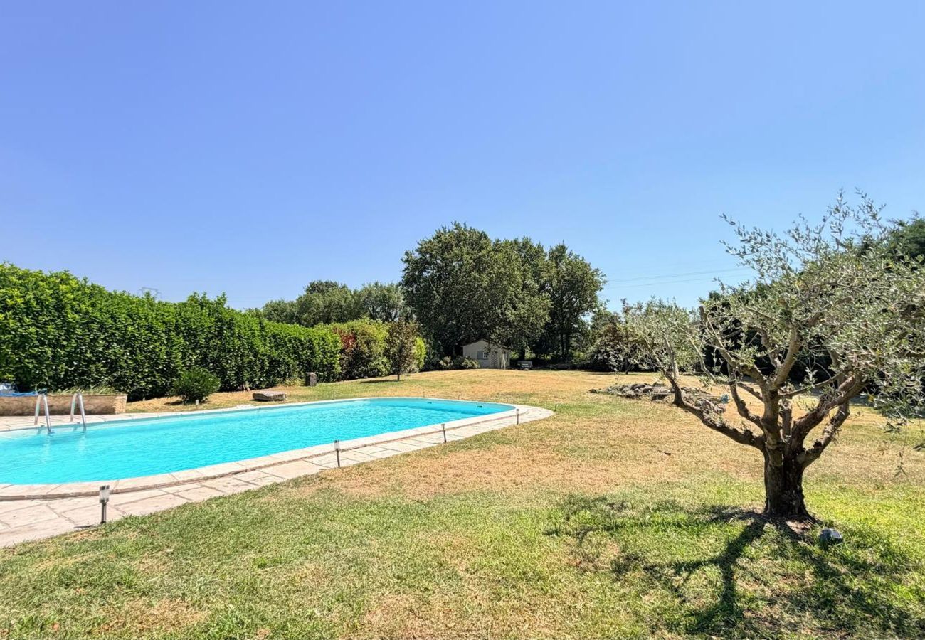 Villa à Mallemort - Mas provençal piscine, vue Luberon, 10 pers proche Aix